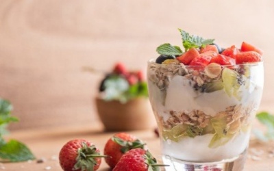 Bữa sáng lạnh mạnh từ bột yến mạch và sữa hạnh nhân