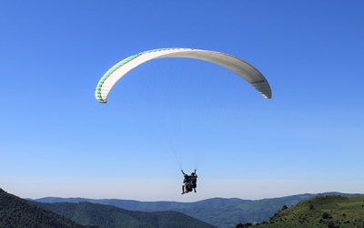 Khám phá vẻ đẹp của bầu trời bằng dù lượn 