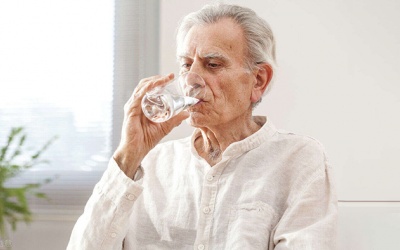Uống ít nước khiến bệnh Parkinson nghiêm trọng hơn?