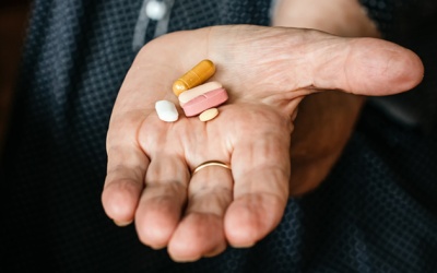 Uống Propranolol trị run bị đau đầu, chóng mặt phải làm sao? 