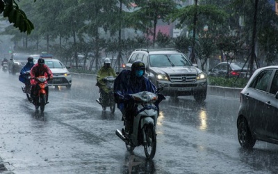 Mưa dông trải dài từ Bắc vào Nam trong đêm 19/8