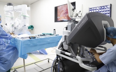 Y tế tuần: Phẫu thuật ung thư thận bằng Robot, cứu sống bệnh nhân mắc 3 bệnh nguy hiểm