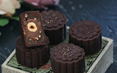 Bánh Trung Thu vị chocolate nhân kẹo hạt dẻ