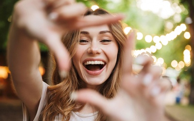 Infographic: 10 cách để bạn thấy hạnh phúc hơn trong cuộc sống