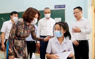 Tiêm chủng vaccine để trẻ được đến trường học tập bình thường, an toàn