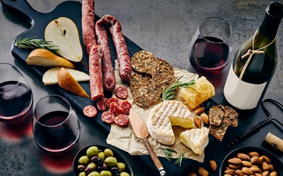Cách chuẩn bị charcuterie board - mâm đồ nguội kiểu Âu 
