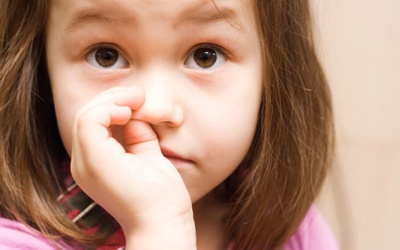 Giúp con bỏ tật ngoáy mũi thế nào?