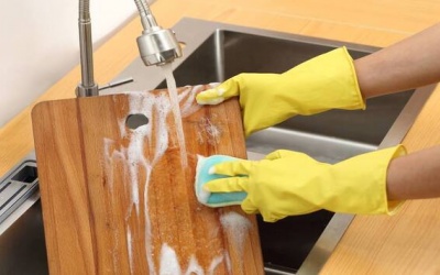 Hướng dẫn vệ sinh dao và thớt đúng cách để bảo vệ sức khỏe 