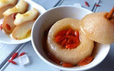 Tự làm lê chưng đường phèn giúp dịu cổ họng