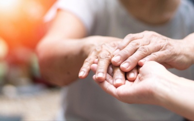 Run tay chân, đau khớp dùng TPBVSK Vương Lão Kiện được không?