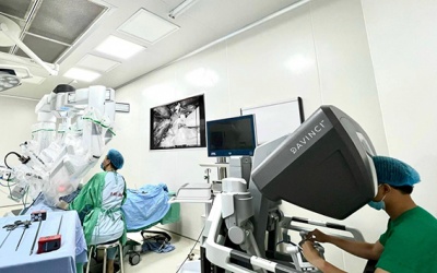 Y tế tuần: Cứu sống trẻ sinh non có nội tạng nằm ngoài ổ bụng