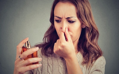 Ngửi mùi nước hoa bị đau đầu: Xử trí thế nào?