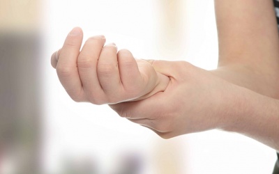 Bủn rủn tay chân sau khi uống thuốc là bị làm sao?