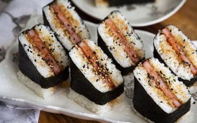 Cơm nắm thịt hộp: Món ăn nhẹ phù hợp cho buổi picnic cuối tuần