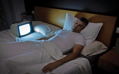 Khi ngủ bật đèn có lợi ích gì cho sức khỏe hay không?