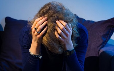 Nghiên cứu cho thấy đau đầu cụm xảy ra nghiêm trọng hơn ở nữ giới