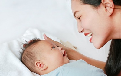 Cách trò chuyện với con từ những tháng đầu đời