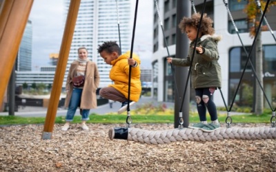 Hoạt động ngoài trời thường xuyên có thể giảm nguy cơ cận thị ở trẻ em