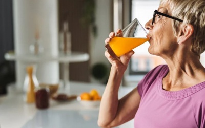 5 thói quen uống nước giúp giảm mỡ nội tạng sau tuổi 50