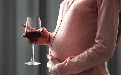 Bà bầu uống rượu bia, thai nhi sẽ chịu tác động xấu