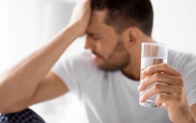 Làm thế nào để giảm cảm giác nôn nao sau khi uống rượu?