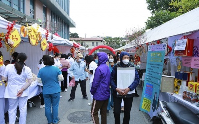 Ấm lòng 'Chợ Tết yêu thương' đặc biệt tại Bệnh viện Bạch Mai