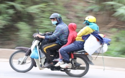 Trẻ về quê ăn Tết bằng xe máy, chuẩn bị thế nào để khỏi bị ốm?