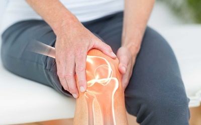 Nên chườm nóng hay chườm lạnh khi bị viêm khớp dạng thấp?