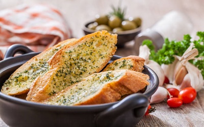 Cách làm bánh mỳ bơ tỏi ngon như nhà hàng