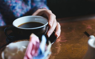 Uống cà phê khi bụng đói có làm hỏng dạ dày?