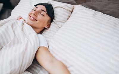 Tại sao người thân tôi thường la hét, đấm đá trong khi ngủ?