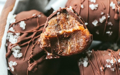 Vào bếp làm kẹo chocolate bọc caramel sốt bơ vừng ngày Valentine