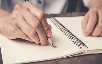 Run tay mỗi khi viết, vẽ phải làm sao?