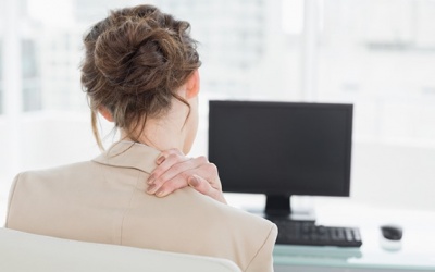 7 cách giúp cải thiện cơn đau lưng, đau cổ do ngồi nhiều