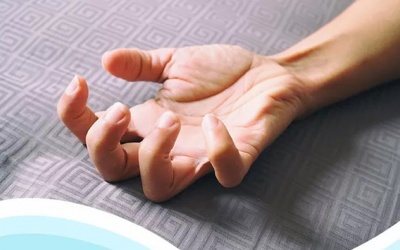 Suýt chết vì chích máu ngón tay 'chữa đột quỵ' tại nhà