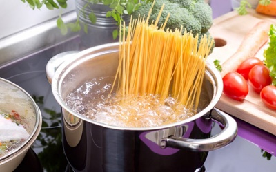 Luộc mì Ý đúng cách để sợi mì không dính vào nhau 