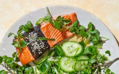 Món ngon cuối tuần: Công thức làm món cá hồi cuộn rong biển và vừng