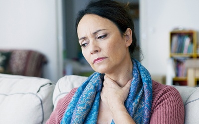 Làm thế nào để cải thiện khàn tiếng, đau họng do viêm thanh quản?