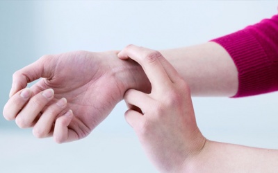 Nhịp tim 140 nhịp/phút, kèm đau thắt ngực có nguy hiểm không?