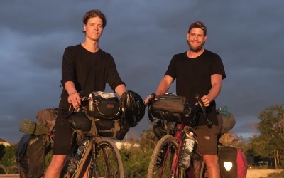 Cặp đôi đạp xe 15.000km từ Phần Lan tới Singapore