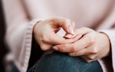 Run chân tay, tim đập nhanh, hồi hộp khi đứng trước đám đông phải làm sao?