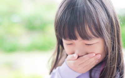 Trẻ nhỏ bị đau họng nên uống gì?