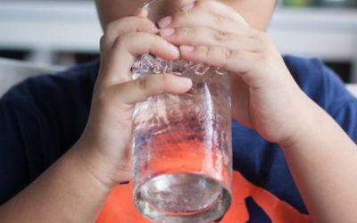 Trẻ uống nước đá có hại không?