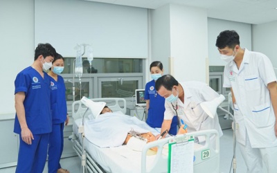 Sản phụ mang thai 3 hiếm gặp, lần đầu nối lại 2 cẳng chân đứt rời