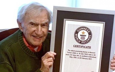 5 bí quyết sống lâu và hạnh phúc của bác sỹ cao tuổi nhất thế giới