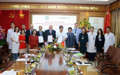 Bệnh viện Bạch Mai ký kết hợp tác với Tổ chức REI và Viện Tai Hough của Mỹ 