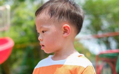 Trẻ ra mồ hôi quá nhiều do đâu và cách cải thiện?
