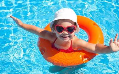 Lưu ý giúp trẻ an toàn khi bơi ngày nắng