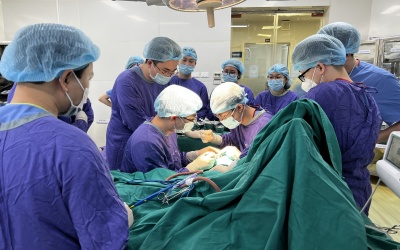 8 giờ căng thẳng nối lại bàn tay đứt rời cho bé trai 21 tháng tuổi