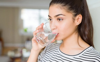 Hơi thở hôi do lười uống nước phải làm sao?